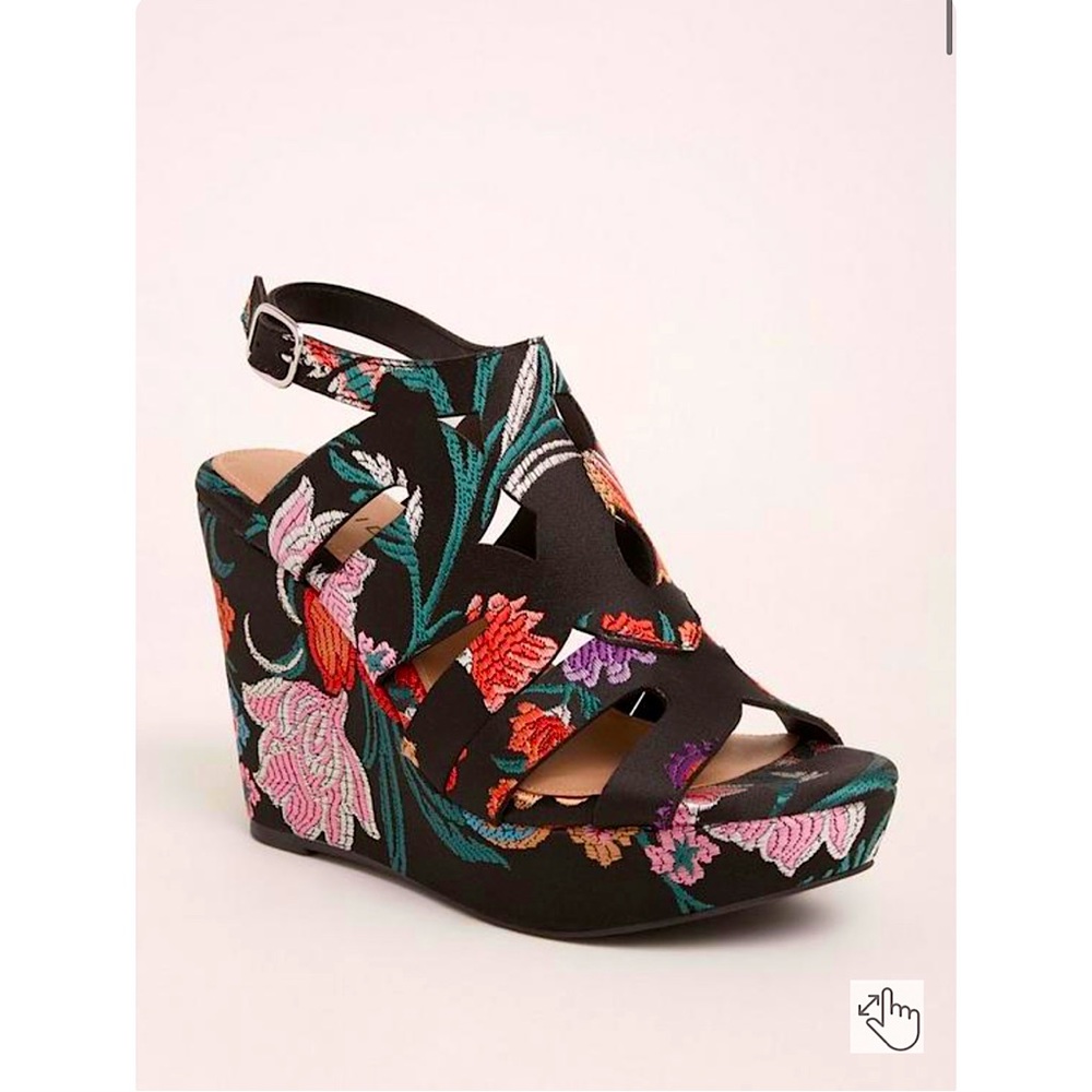 Torrid size 8 WW floral embroidered wedge heel platform plus size wide width